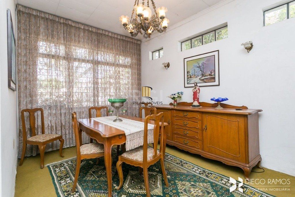 Casa para Venda - 198m², 3 dormitórios, sendo 1 suites, 4 vagas - Petrópolis