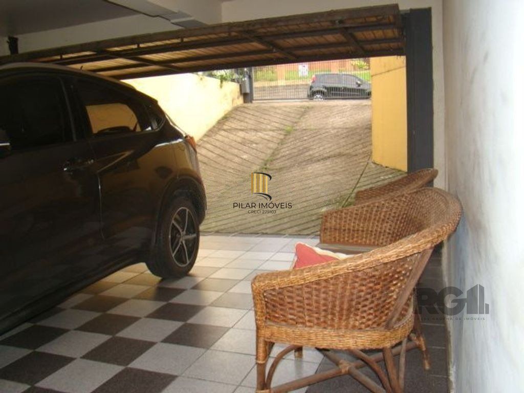 Casa de 370m² - 4 dormitórios, 2 suítes e 4 vagas de garagem no bairro Espírito Santo