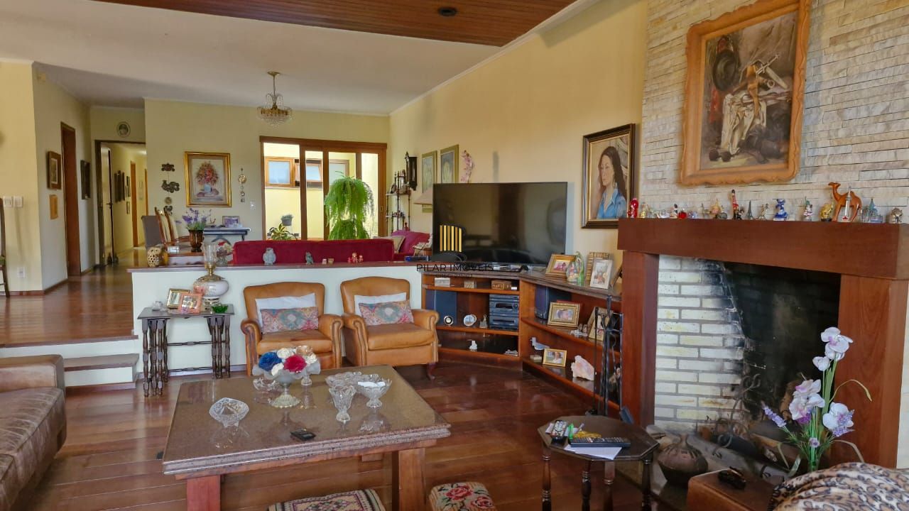 Casa de Cinema na Glória, com 500m² de área privada, 3 dormitórios, piscina, horta, lareira, elevador, gradeada 4 garagens