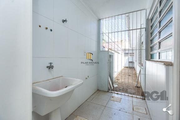 Casa 03 quartos, 02 vagas,próxima à Assis Brasil e Sertório.