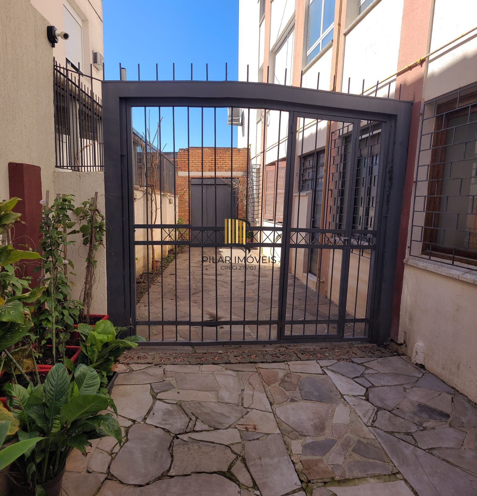 Aparatamento 2 dormitórios com 2 vagas no Bairro São João.