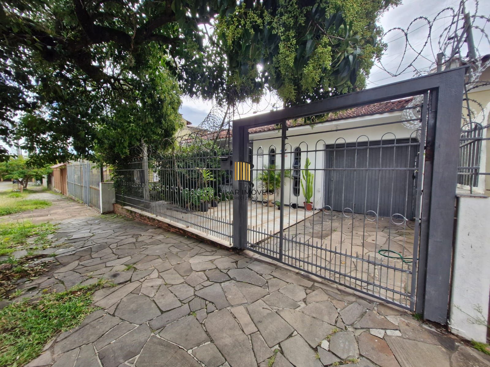 Casa com 3 dormitórios e edícula nos fundos no bairro Nonoai. - Pilar Imóveis