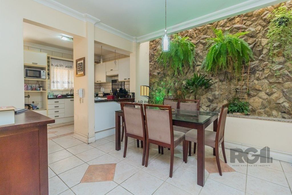 Casa 224m² - 3 dormitórios, 4 vagas no bairro Parque Santa Fé