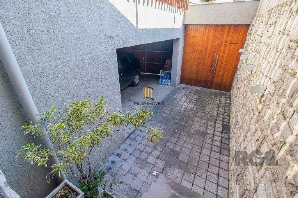 Casa com 4 dormitórios, 3 vagas no bairro Santo Antônio