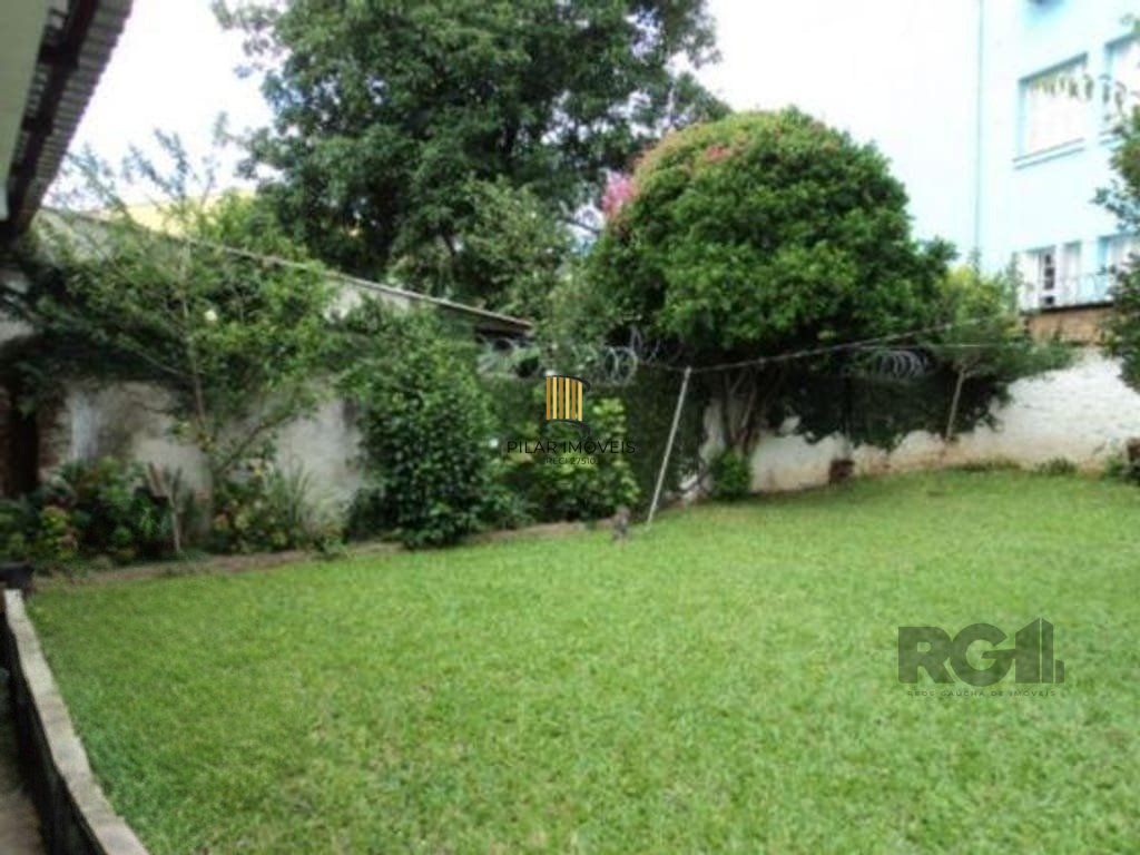 Casa com  terreno 26X44, toda gradeada. Próximas as principais ruas do bairro Glória, podendo ser usado para residência ou comercial.