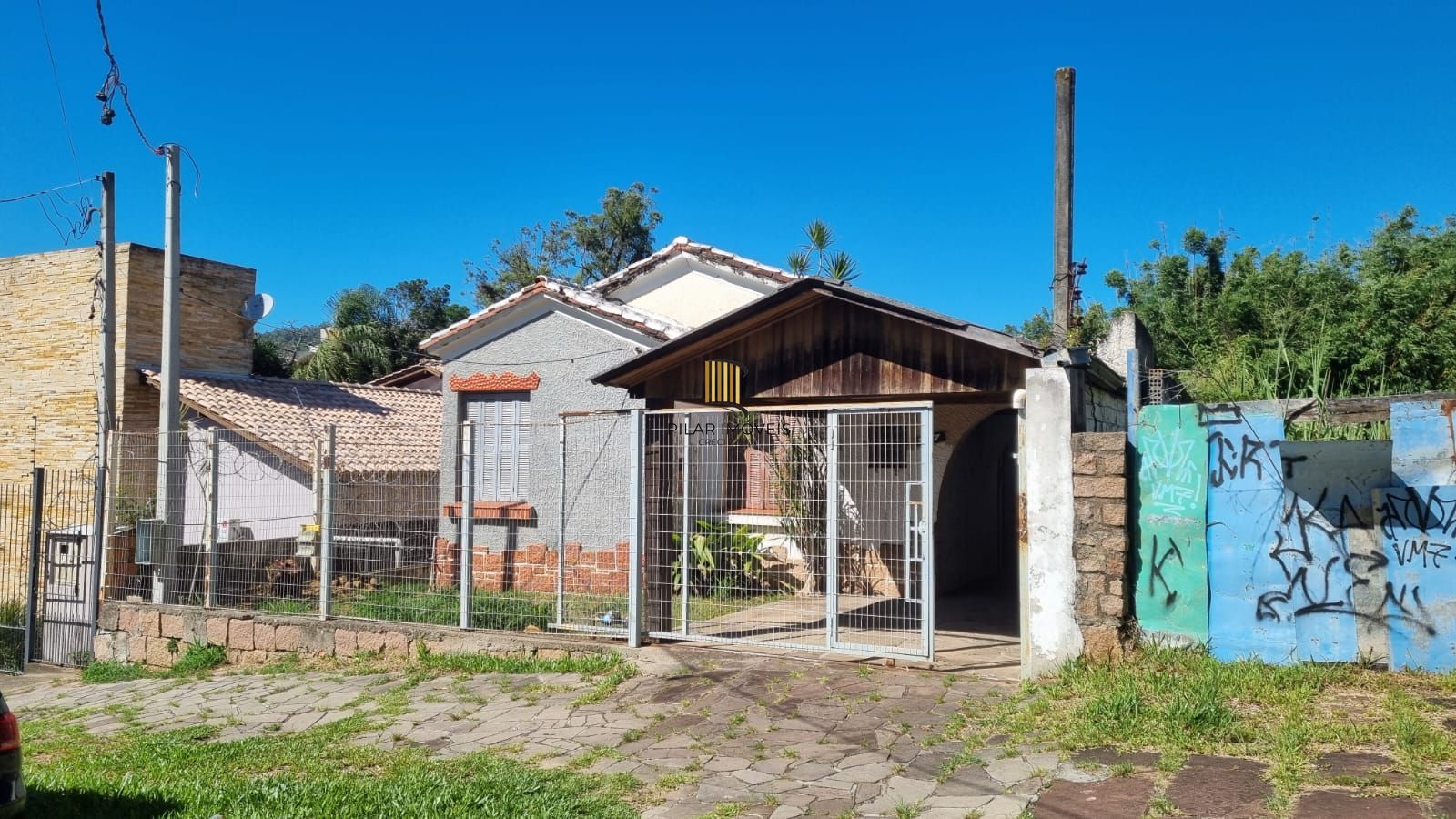Casa com boa área de terreno no Teresópolis