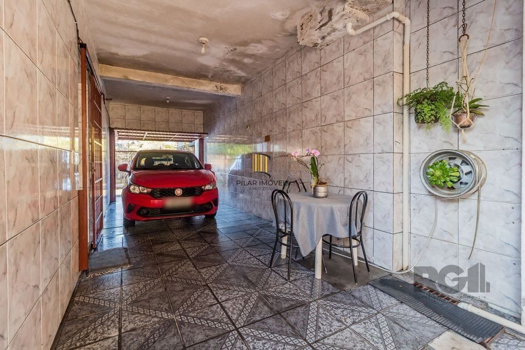 Sobrado de 215m² - 4 dormitórios, 5 vagas no bairro Passo das Pedras