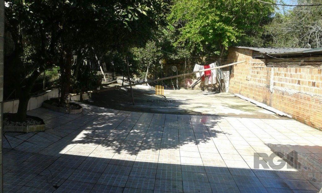 Casa de 3 dormitórios, no bairro Lomba do Pinheiro