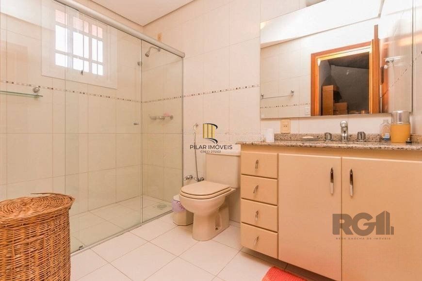 Casa de 380m² - 4 dormitórios, 2 suítes, 4 vagas no bairro Bom Jesus