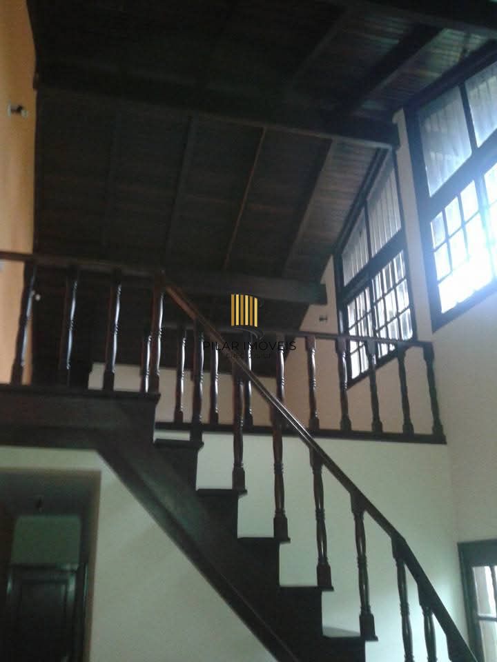 Casa de 3 dormitórios com piscina no bairro Teresópolis.