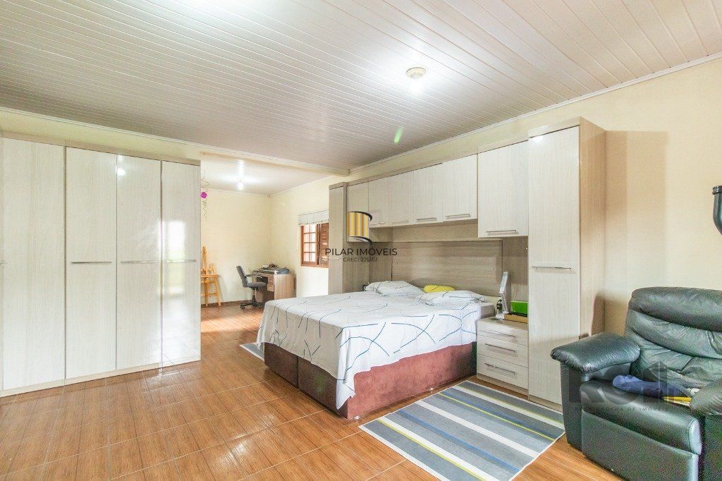 Casa com 3 dormitórios e 3 vagas no bairro Santa Tereza