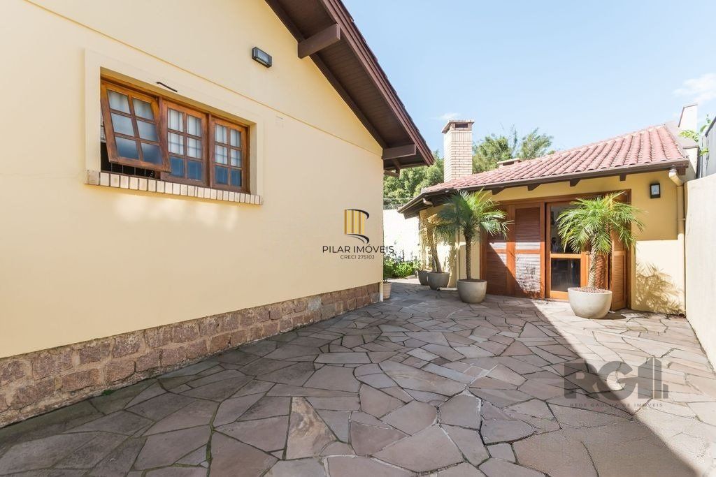Casa de 3 dormitórios no bairro Chácara das Pedras