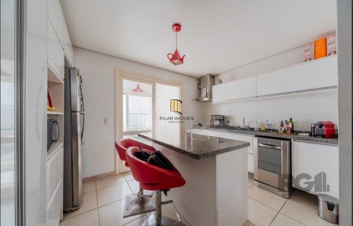 Casa em Condominio Fechado com 03 dormitórios no Bairro Camaquã
