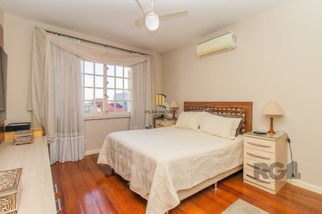Casa com 4 dormitórios, 3 vagas no bairro Santo Antônio