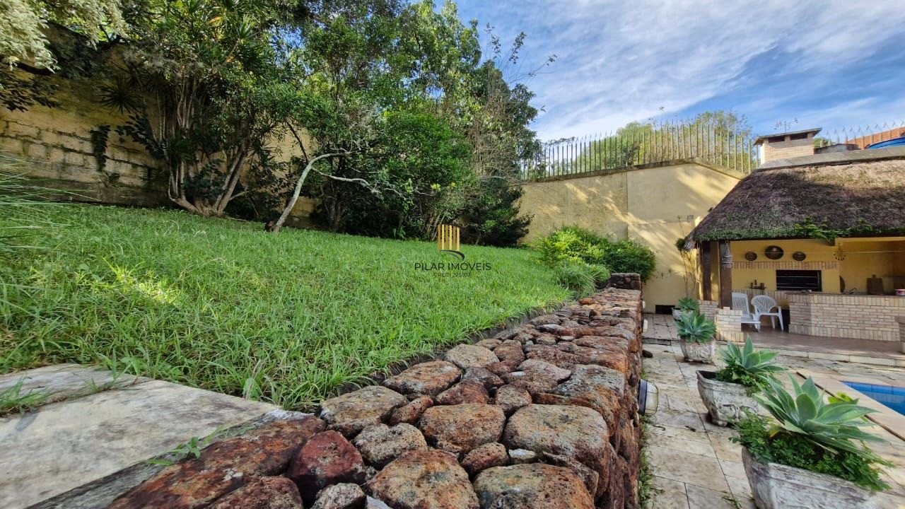 Casa de Cinema na Glória, com 500m² de área privada, 3 dormitórios, piscina, horta, lareira, elevador, gradeada 4 garagens