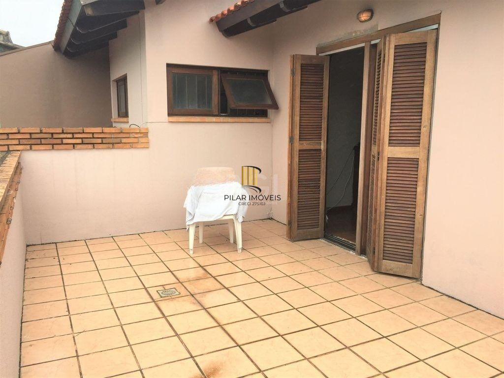 Casa de 270m² - 3 dormitórios, 1 suíte, churrasqueira, pátio e 3 vagas de garagem