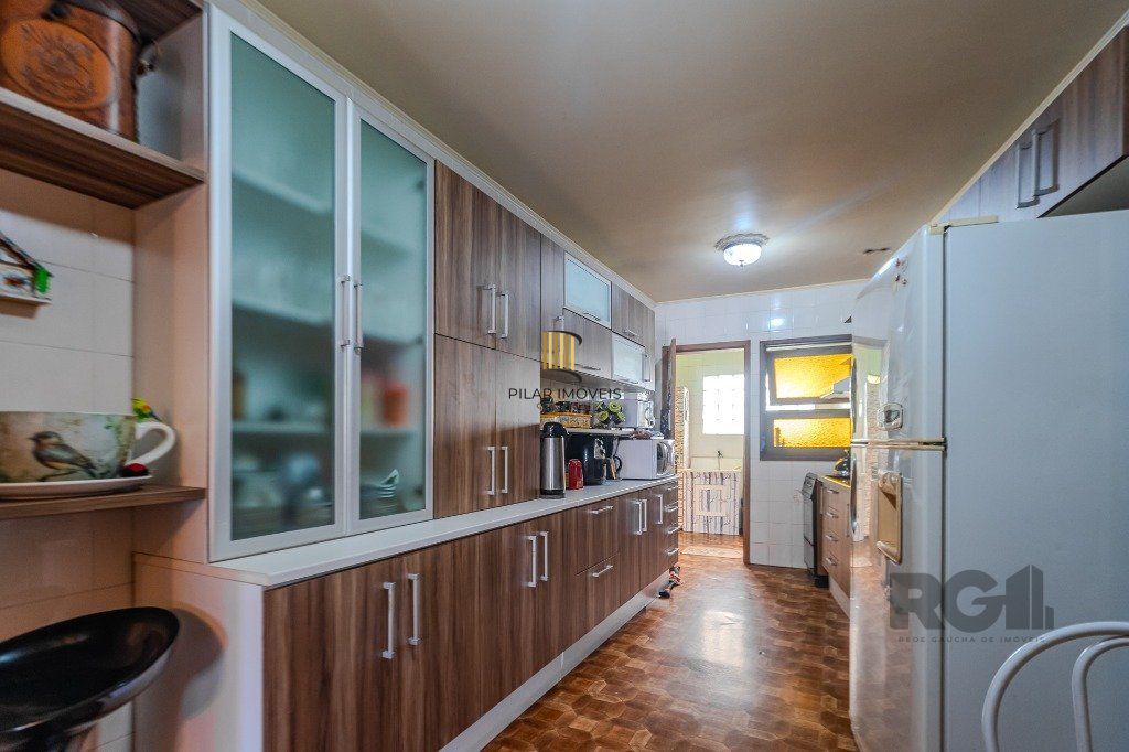 Prédio de 328m² - 4 dormitórios, 2 vagas no bairro Chácara das Pedras