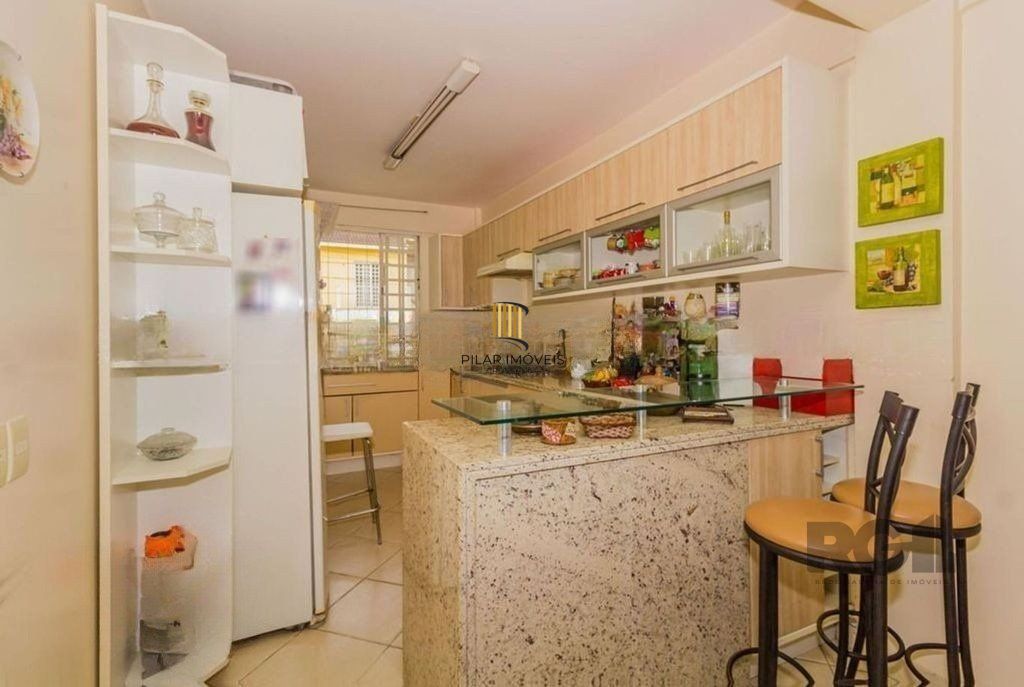 São duas casas no mesmo pátio, com 308,22m² de área construída. Próxima a Av. Teresópolis.