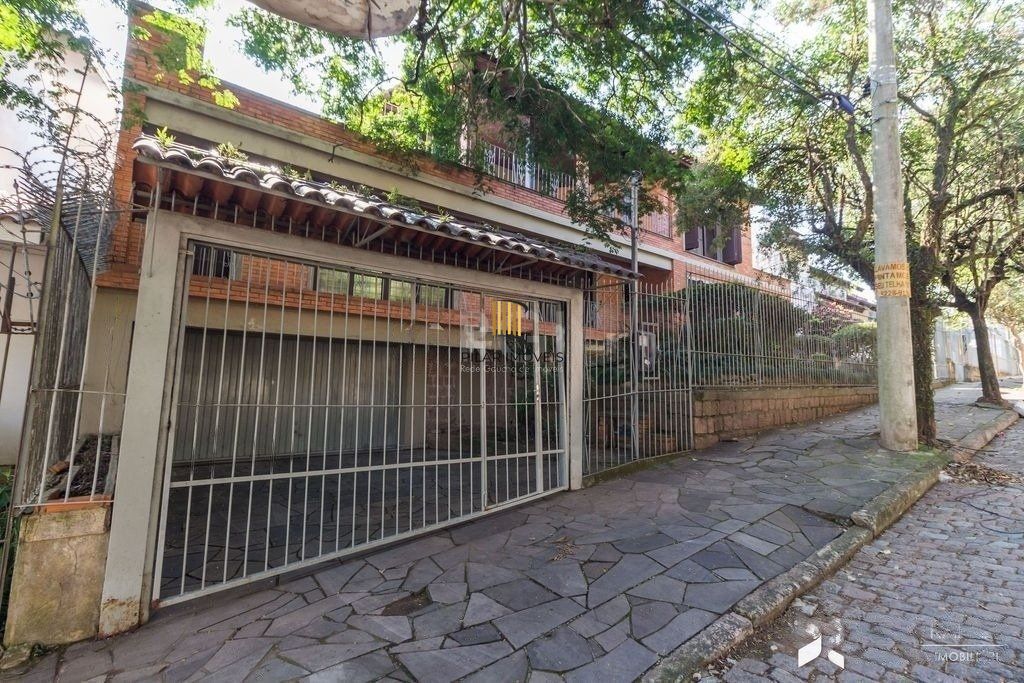 Lindo sobrado com 347m2 de área construída,  5 vagas, espaço de lazer com vista panorâmica.