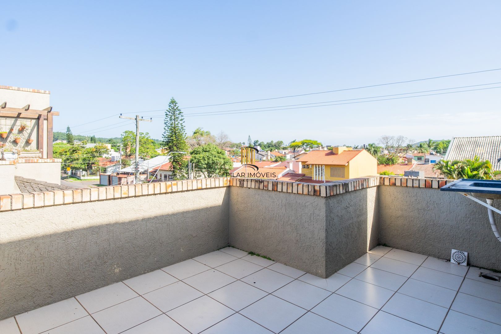 Casa em condomínio de 105m² - 2 dormitórios e 1 vaga no bairro Guarujá