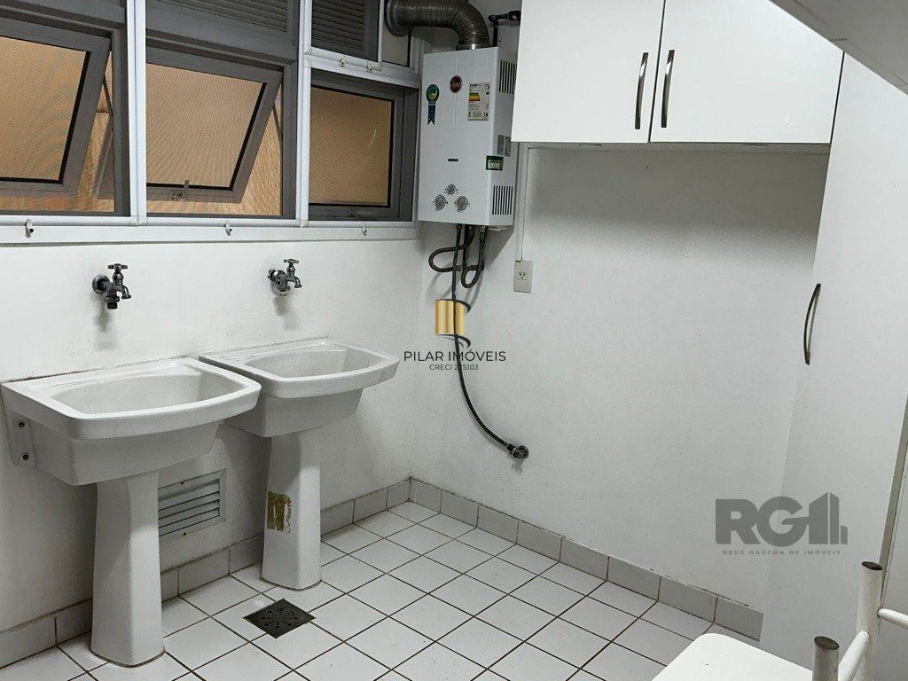 Casa em condomínio com 245m² - 3 dormitórios, 2 vagas no bairro Pedra Redonda