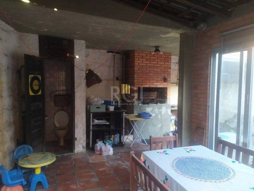 Casa com 03 dormitórios, churrasqueira, pátio com piscina e 5 vagas de garagem no bairro Menino Deus