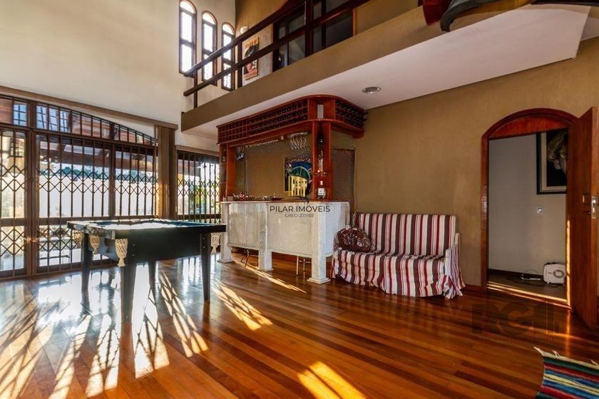 Casa 303m² - 4 dormitórios, 2 vagas no bairro Santo Antônio
