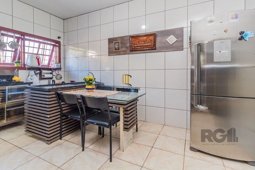 Sobrado de 215m² - 4 dormitórios, 5 vagas no bairro Passo das Pedras