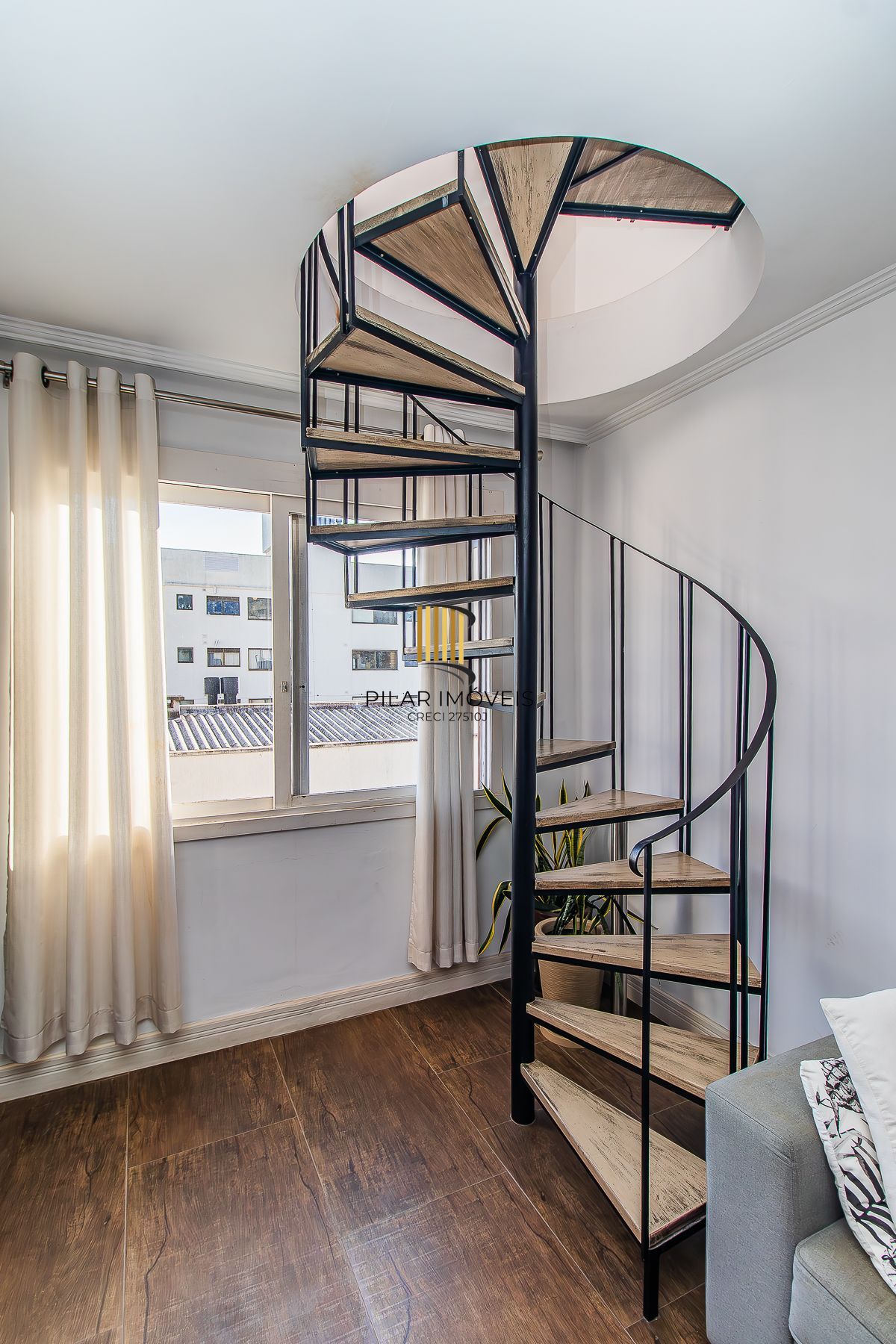 Amplo apartamento duplex com 2 dormitórios e 1 vaga de garagem.