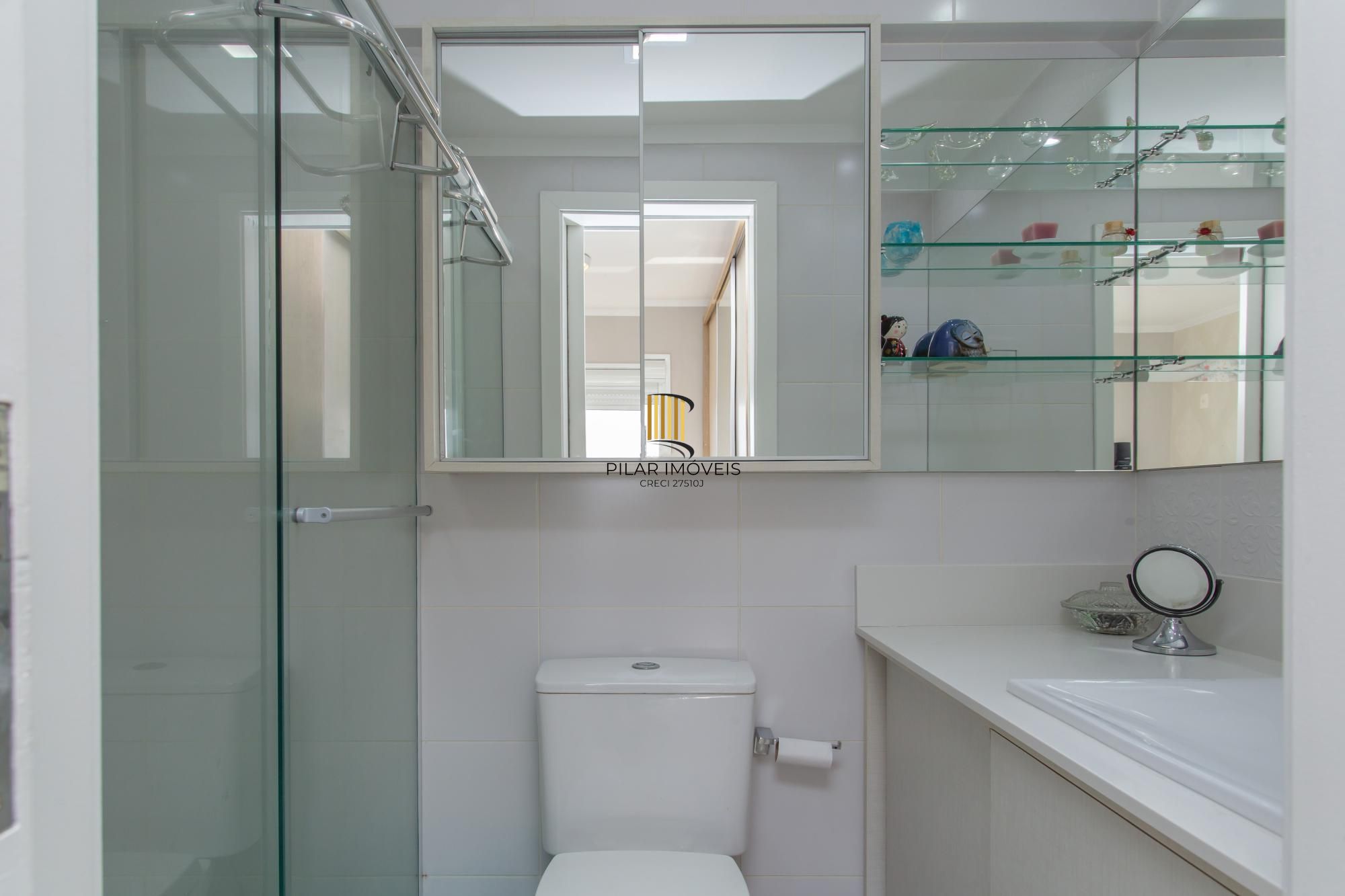 Apartamento de 02 dormitorios, suite, vaga garagem com vista livre no bairro Menino Deus-Porto Alegre.