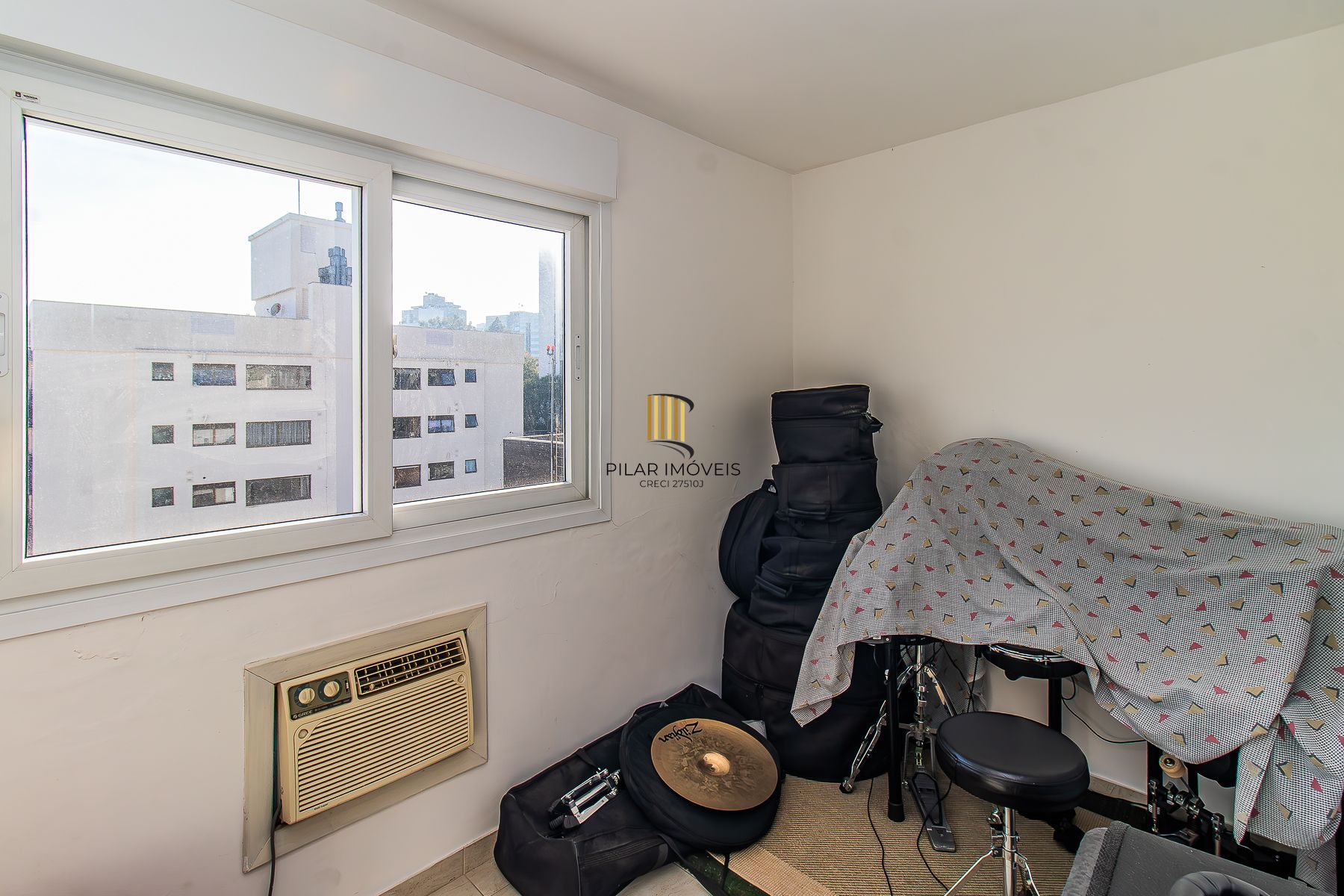 Amplo apartamento duplex com 2 dormitórios e 1 vaga de garagem.