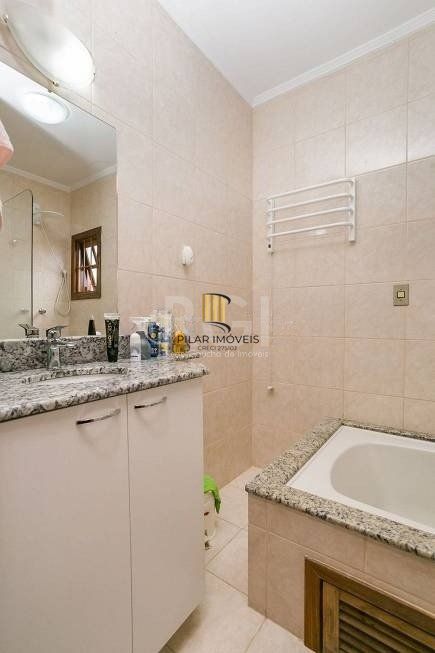 Casa de 147m² - 3 dormitórios, 1 suíte, churrasqueira, pátio com piscina e 3 vagas de garagem no Guarujá
