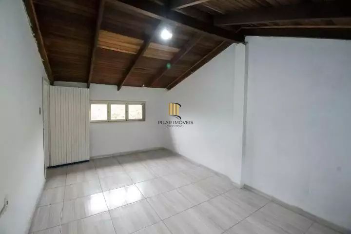 VENDE – AMPLA CASA RESIDENCIAL COM PISCINA E 5 VAGAS