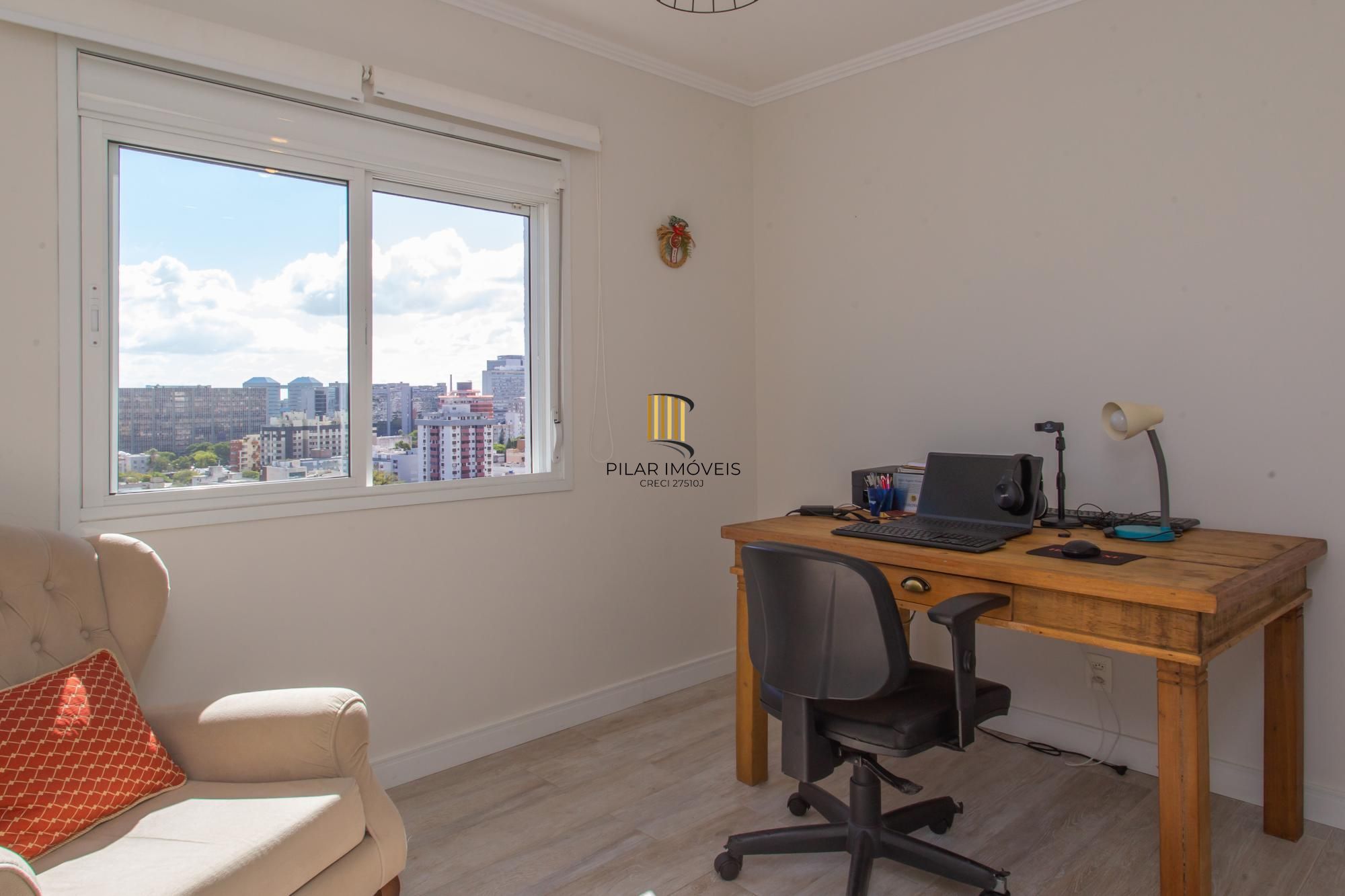 Apartamento de 02 dormitorios, suite, vaga garagem com vista livre no bairro Menino Deus-Porto Alegre.