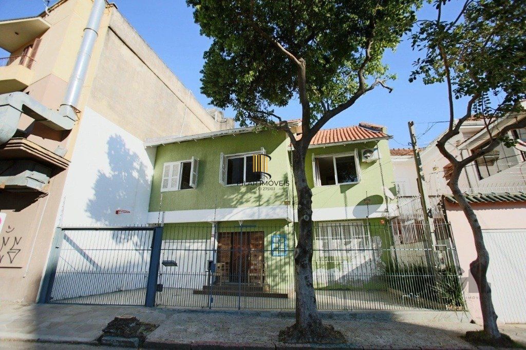 Excelente casa de 235m² com 4 dormitórios e 3 vagas no bairro Azenha.