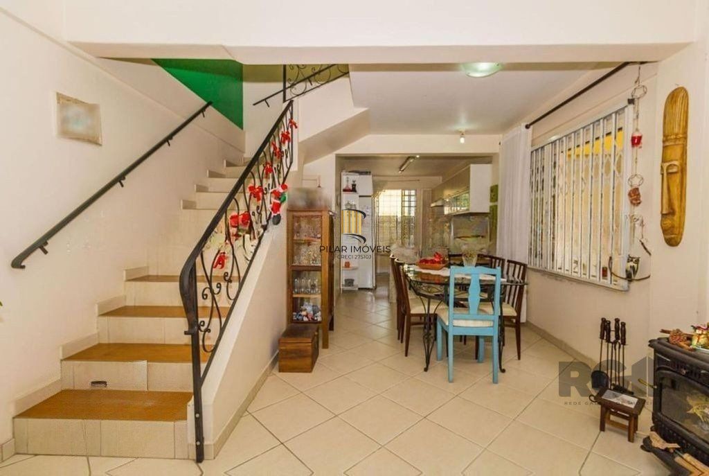 São duas casas no mesmo pátio, com 308,22m² de área construída. Próxima a Av. Teresópolis.