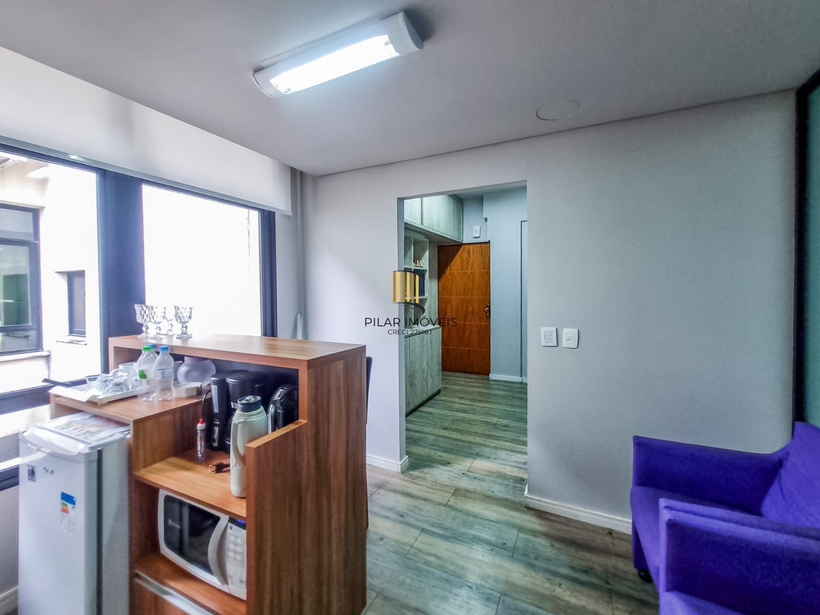 Sala locada com vaga no Menino Deus, a 200 m do Praia de Belas