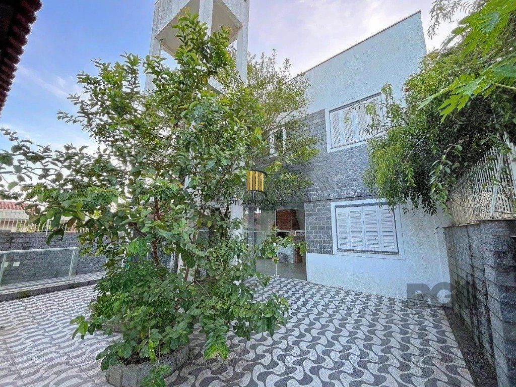 Casa de 3 dormitórios, no bairro Aberta dos Morros