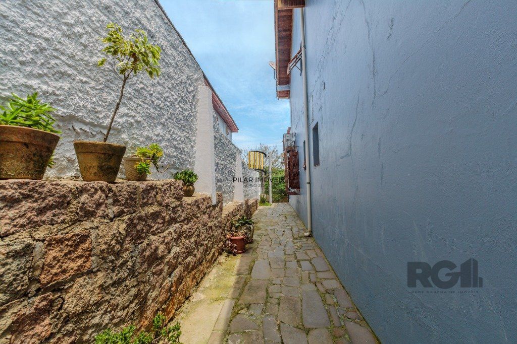 Casa 253m², 3 suítes, pátio, churrasqueira e vaga de garagem para 4 carros no bairro Nonoai