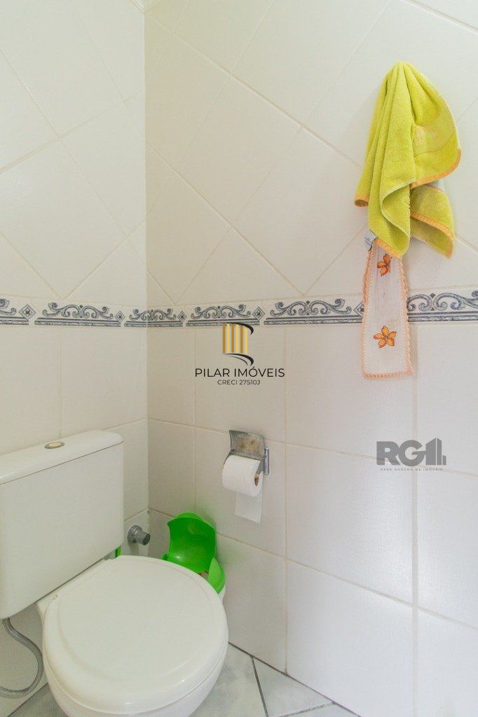 Casa em condoínio com 3 dormitorios, 2 suítes e  duas vagas de garaem no  bairroTeresópolis