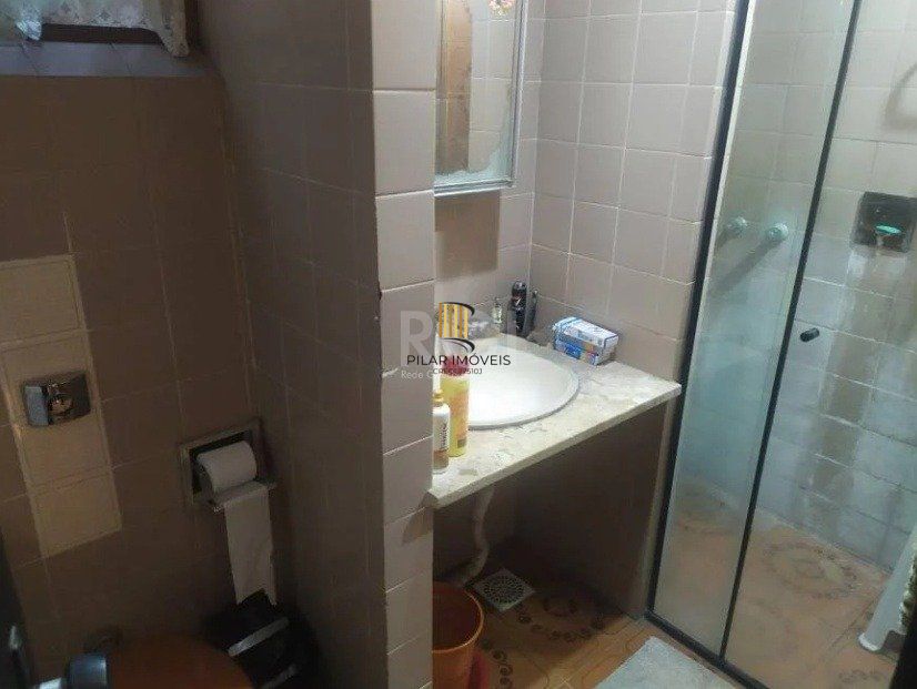 Casa com 03 dormitórios, churrasqueira, pátio com piscina e 5 vagas de garagem no bairro Menino Deus