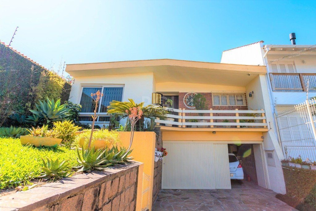 Casa para Venda - 228m², 4 dormitórios, sendo 1 suites, 5 vagas - Teresópolis