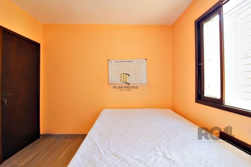 Casa 4 dormitórios, 2 vagas, em rua tranquila próxima a rua Oscar Pereira