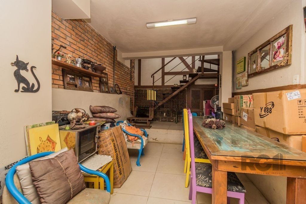 Impecável casa no bairro Medianeira. Living de 3 ambientes com lareira. Com 4 dormitórios sendo 1 suíte também com lareira. Ampla cozinha mobiliada e reformada. Dormitórios com armários fixos .