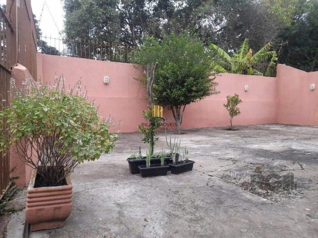 Casa com 3 dormitórios no bairro Lomba do Pinheiro