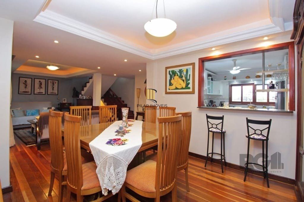 Casa de 275m² - 3 dormitórios e 3 vagas no bairro Coronel Aparício Borges