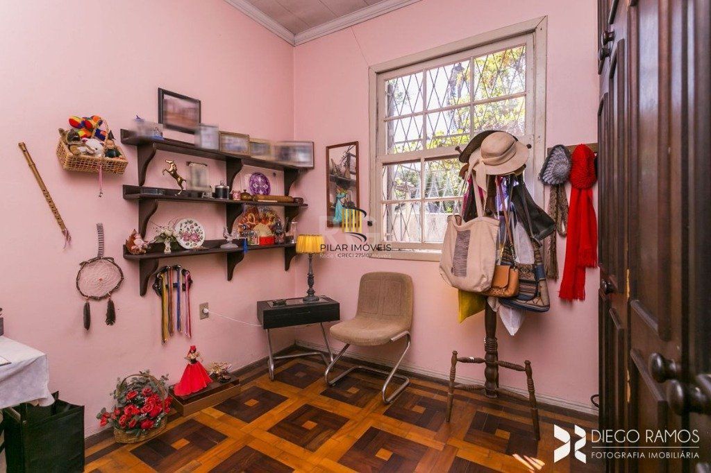 Casa para Venda - 198m², 3 dormitórios, sendo 1 suites, 4 vagas - Petrópolis
