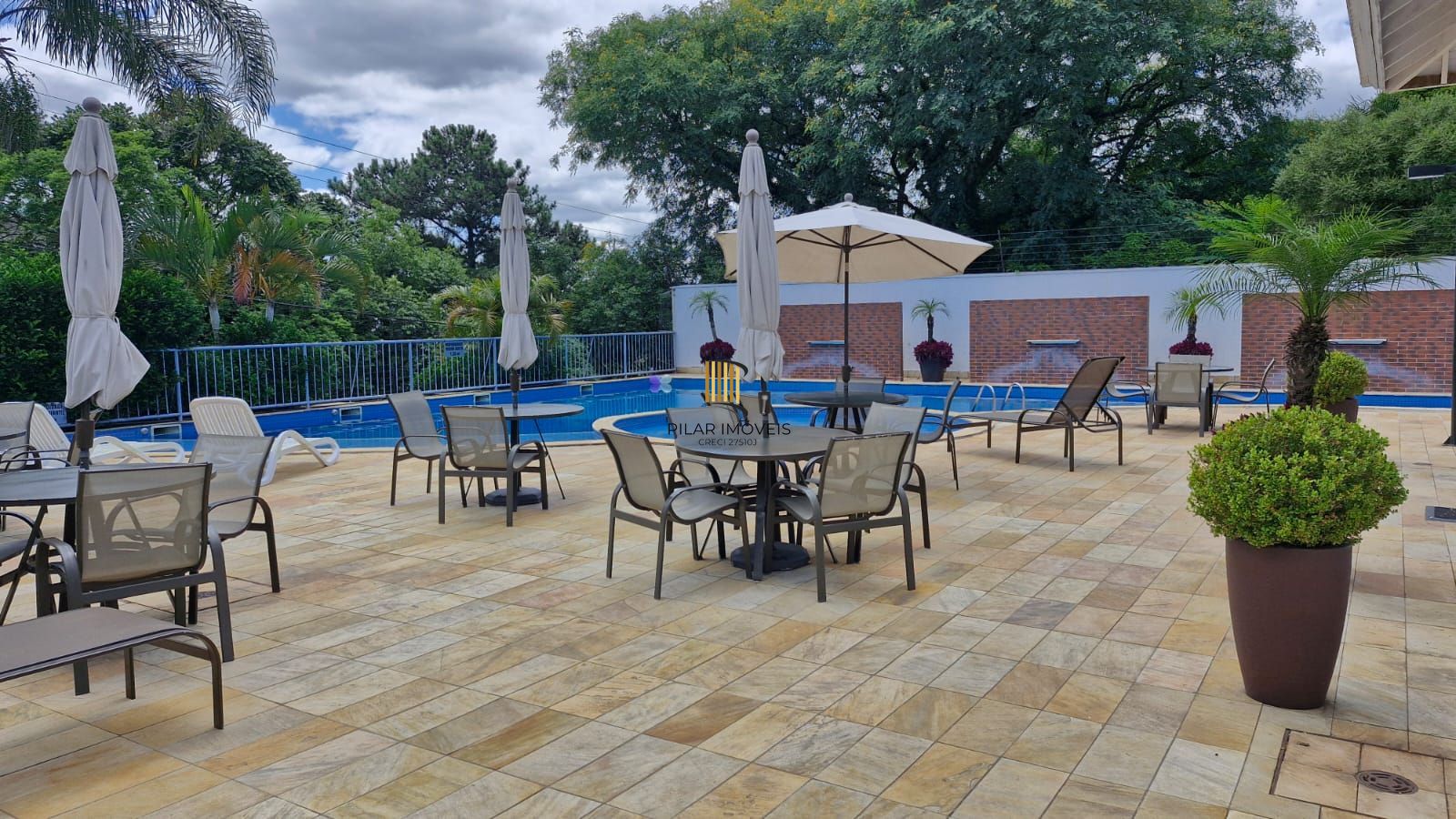 Casa em Condominio fechado, 5 dormitórios com infraestrutura completa