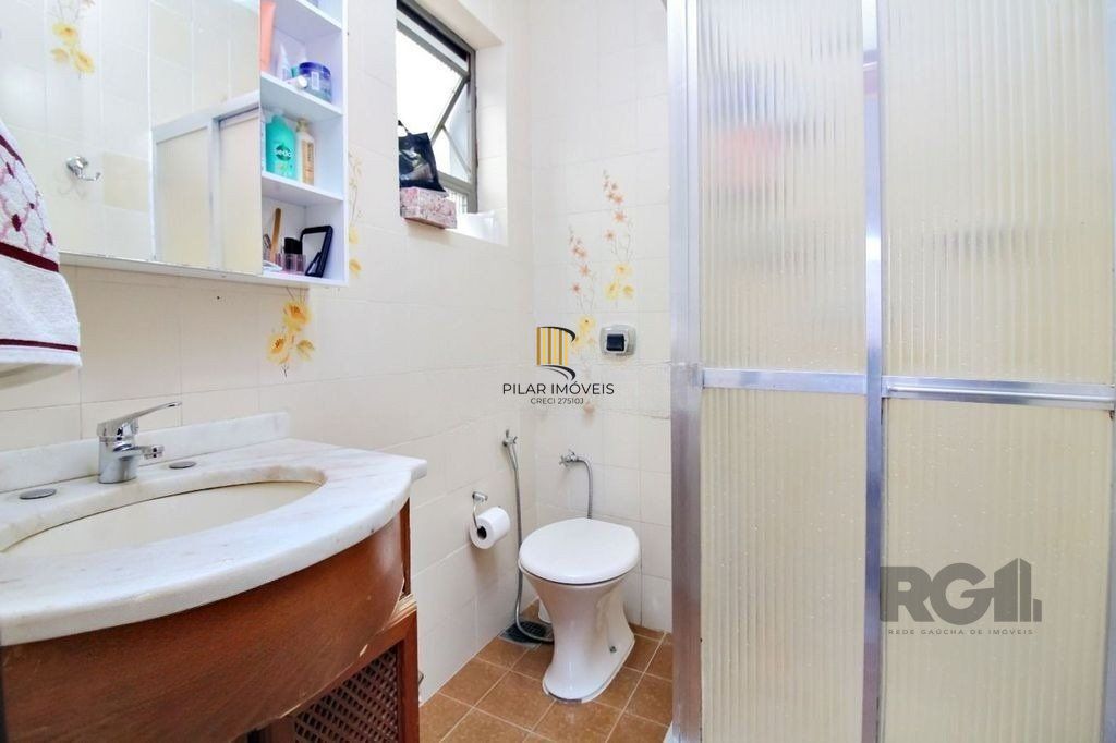 Casa 4 dormitórios, 2 vagas, em rua tranquila próxima a rua Oscar Pereira