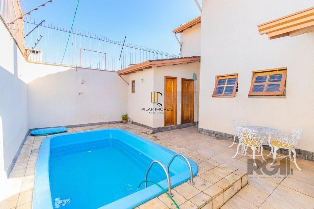 Casa de 4 dormitórios no bairro Cavalhada